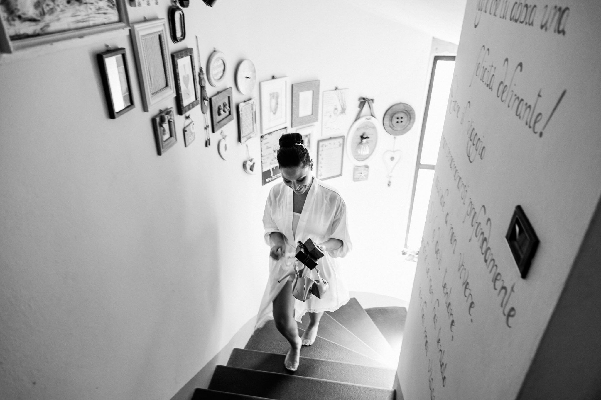 fotografo di matrimonio a pistoia preparativi della sposa che sale le scale